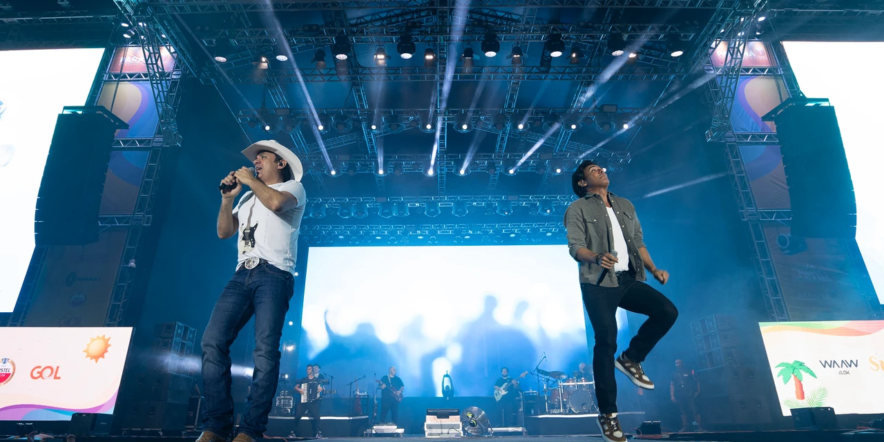 Guilherme & Santiago fazem baile sertanejo para 23 mil pessoas em Pontal do Paraná