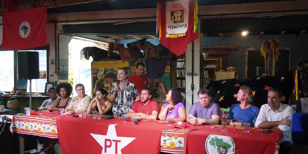 Em encontro de cultura e política em Paranaguá, Gleisi destaca resistência e desafios do PT