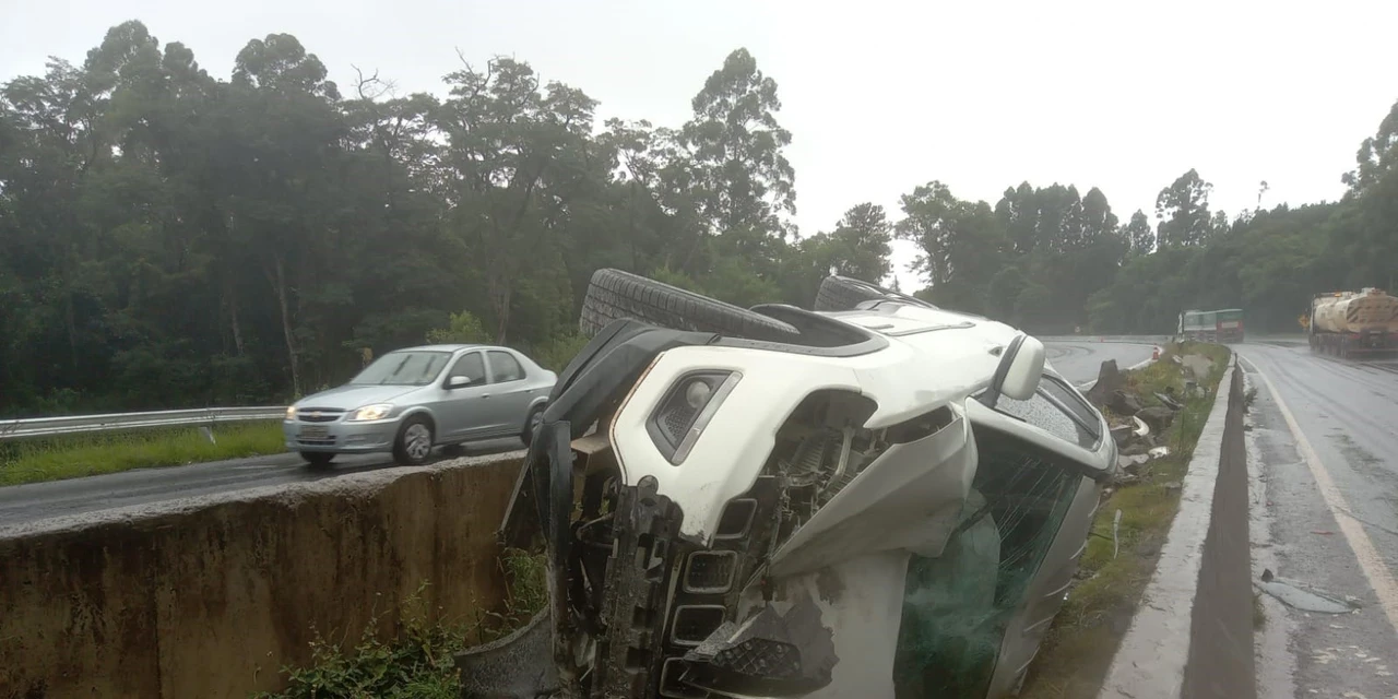 Saída de pista com capotamento deixa três feridos em Tibagi