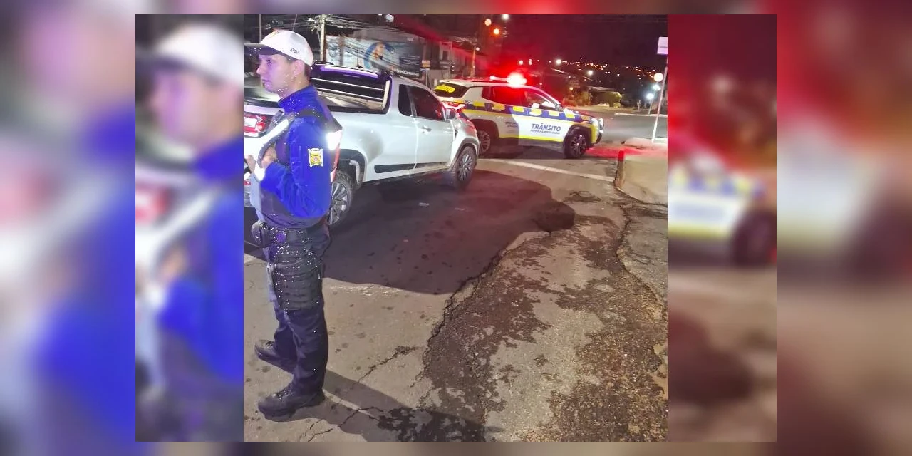 Condutor fura preferencial e quase atinge viatura da equipe de Trânsito