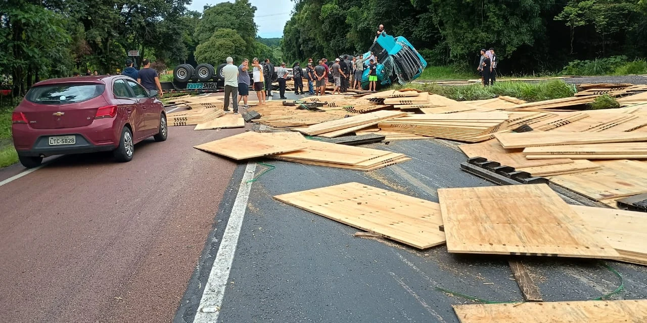 Tombamento interdita totalmente a BR-277, sentido Curitiba, na Serra de São Luiz do Purunã