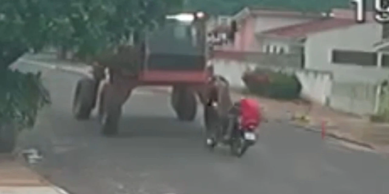 Motociclista tenta passar por baixo de máquina agrícola e garupa morre; vídeo