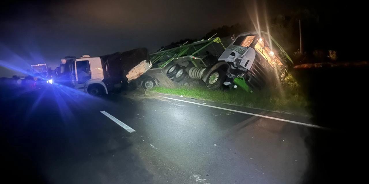 Acidente entre caminhões provoca interdição na BR-376; congestionamento chega a 5 km