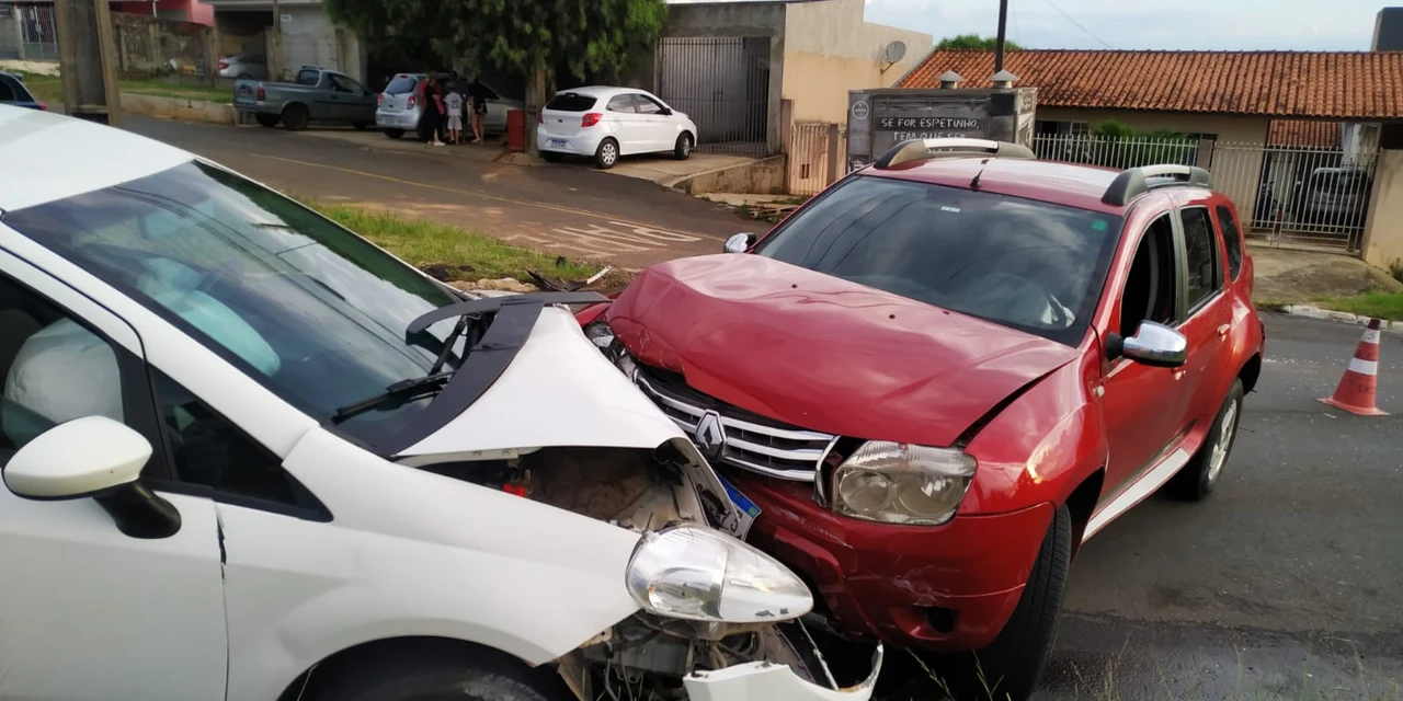 Colisão envolvendo três carros em PG deixa uma pessoa ferida