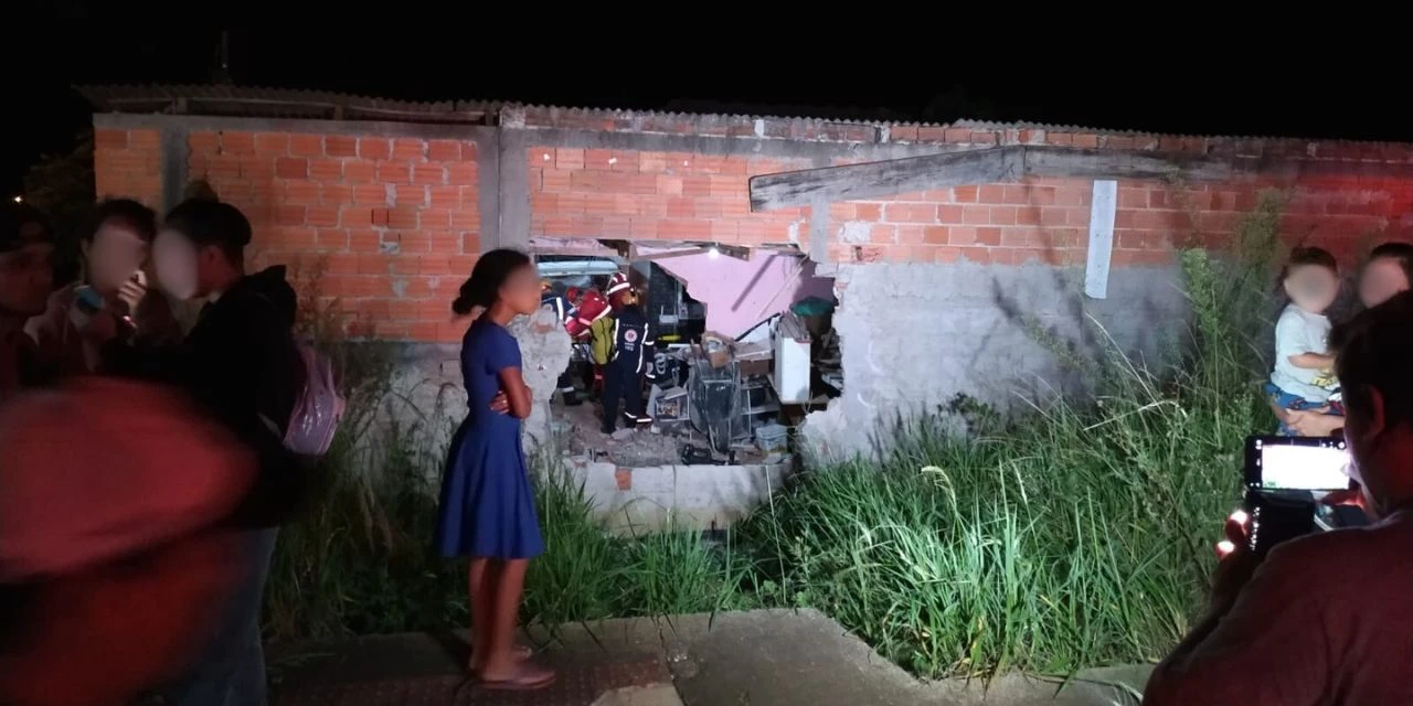 Fotos: Gol atravessa paredes de residência e motorista fica preso nas ferragens