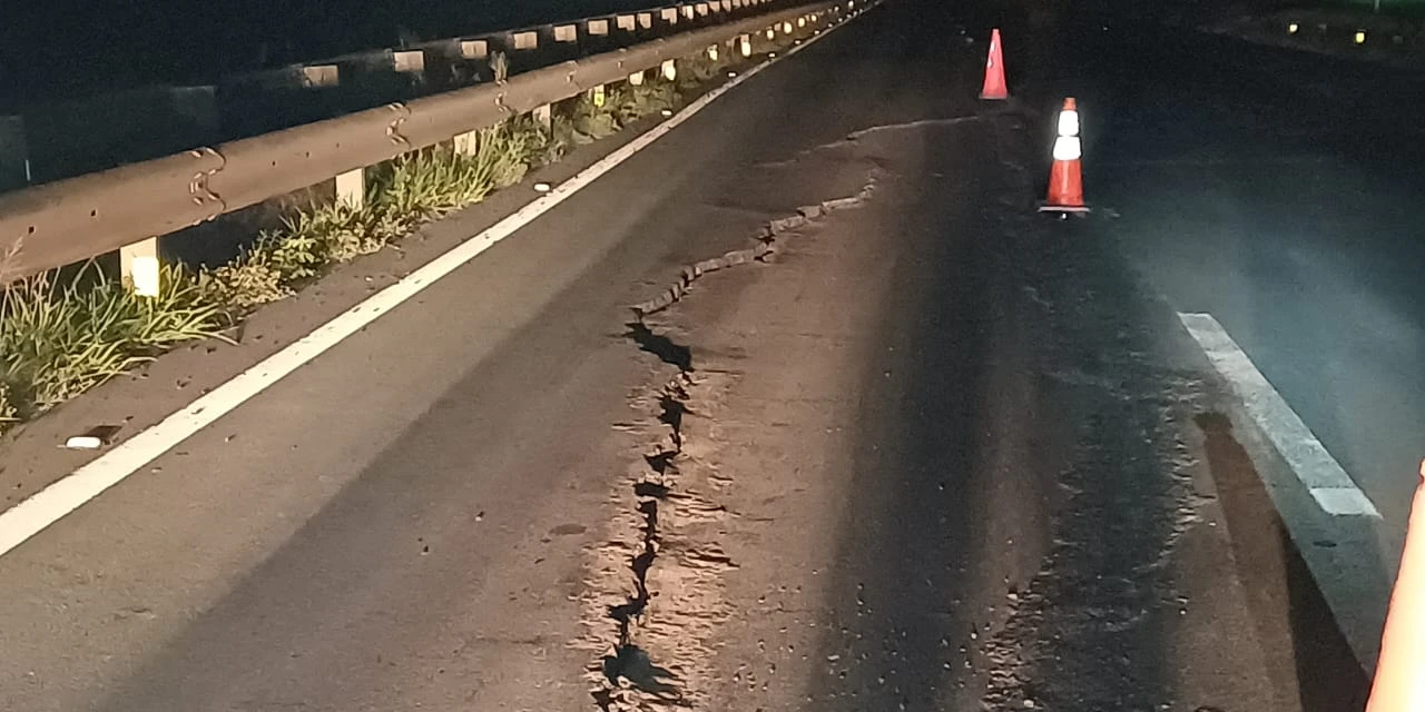 Afundamento causa interdição total de trecho da BR-376