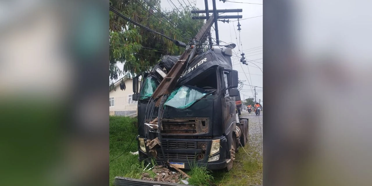Caminhão colide contra poste em bairro de Ponta Grossa