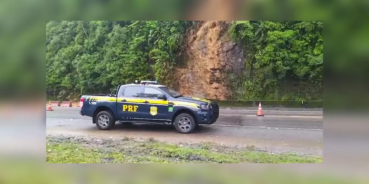 Queda de barreiras bloqueiam ambos os sentidos da BR-277; veja onde