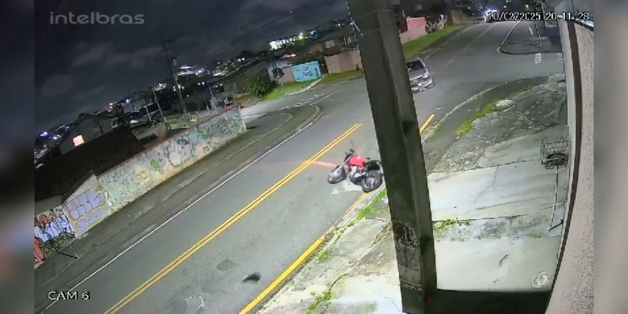Vídeo: Jovem de 19 anos morre após ser arremessada de moto 