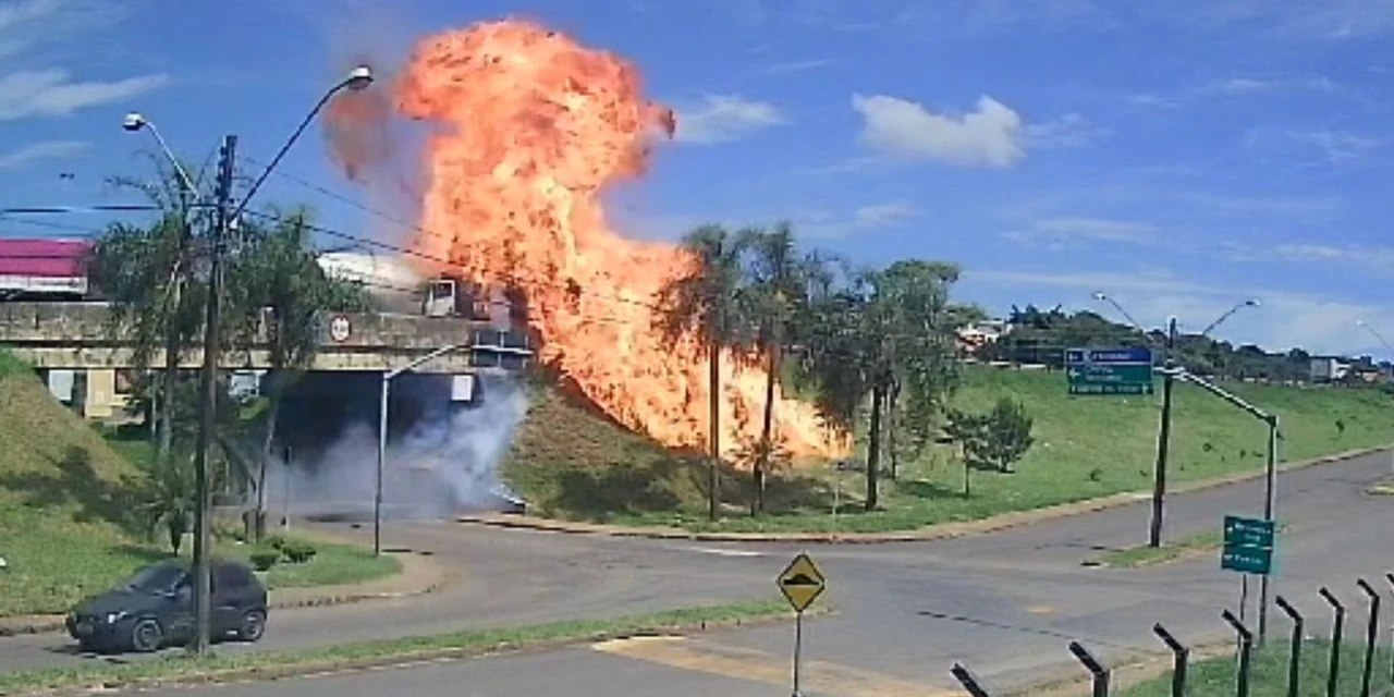 Caminhão de combustível explode na região; veja vídeo