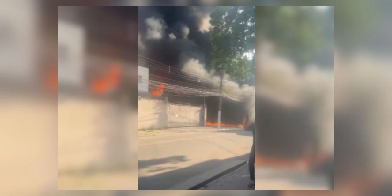 Incêndio de grandes proporções atinge galpão em São Paulo