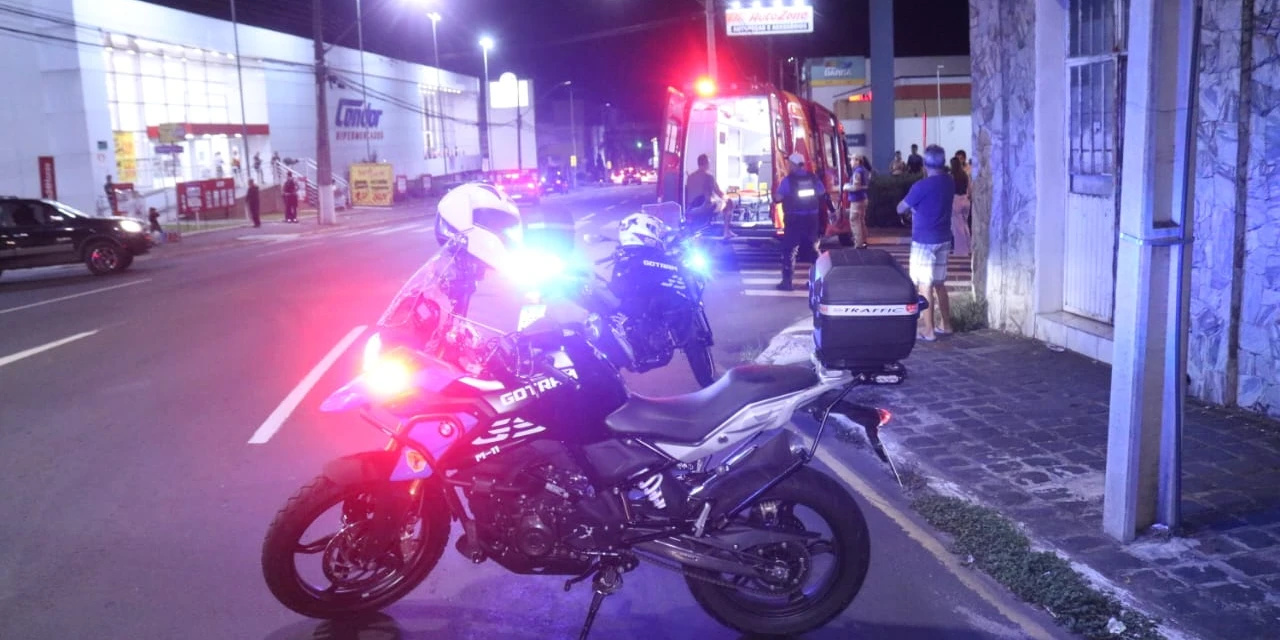 Colisão transversal na Carlos Cavalcanti deixa motociclista de 20 anos ferido