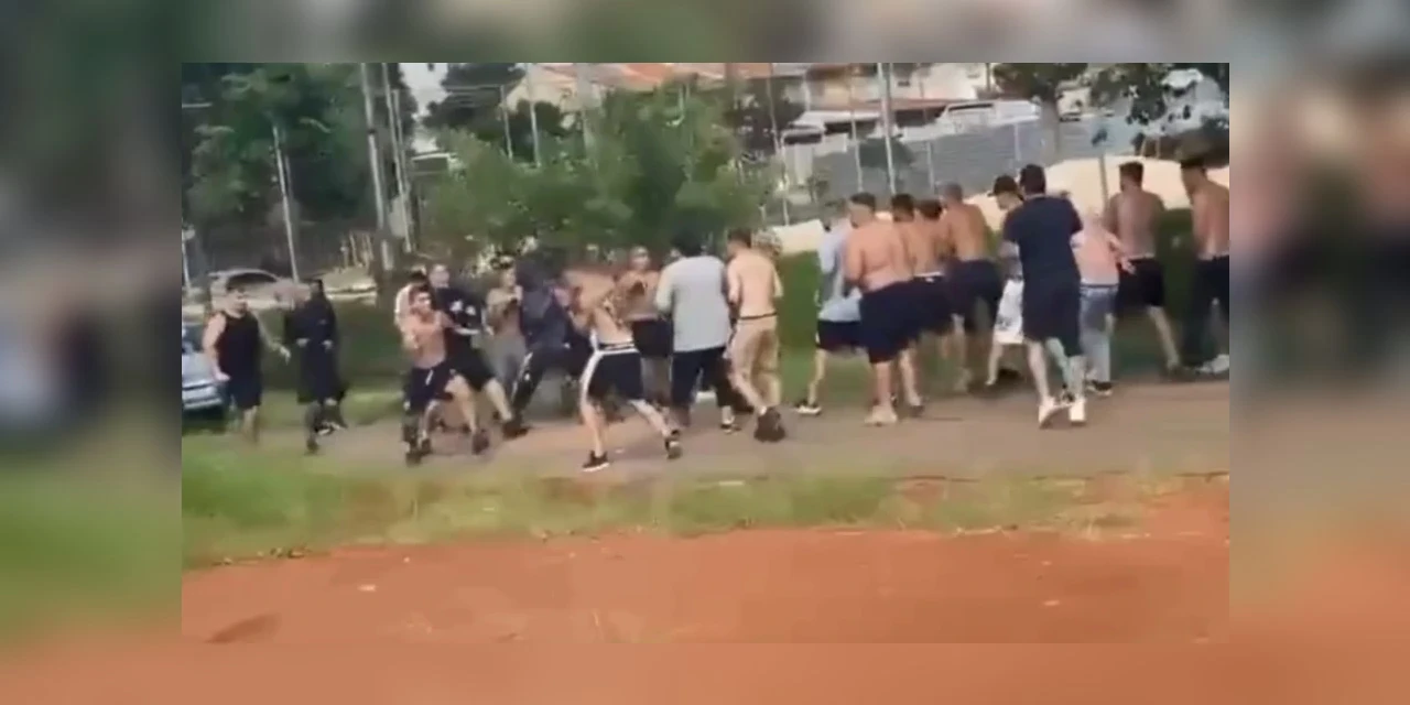 Jovens se enfrentam em briga de rua registrada em vídeo; assista