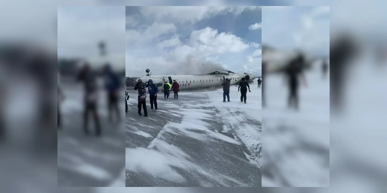 Avião capota durante pouso em Toronto