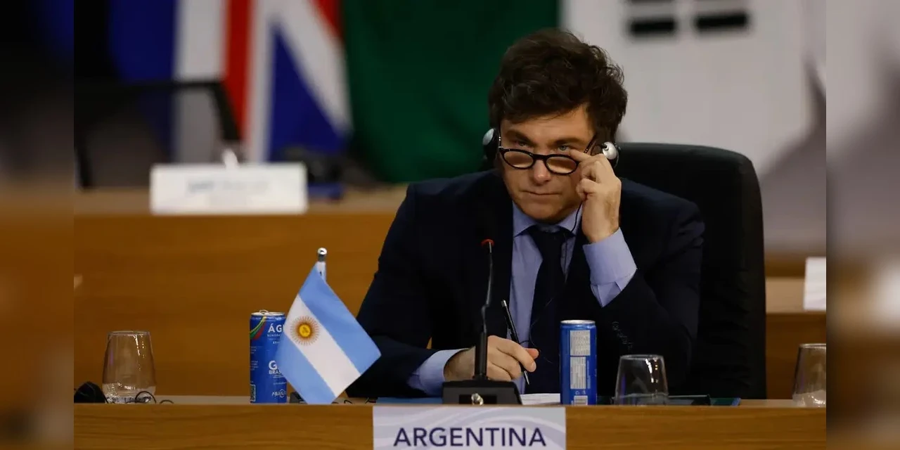 Milei tenta minimizar crise gerada por apoio à criação de criptomoeda