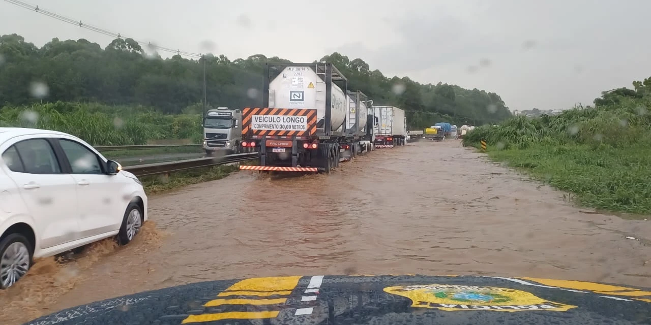 BR-376 está parcialmente interditada após chuva em PG; veja o vídeo
