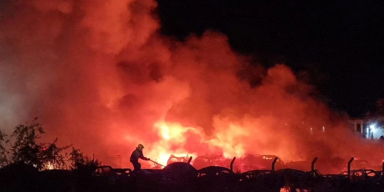 Incêndio de grandes proporções destrói veículos em pátio do Detran no PR