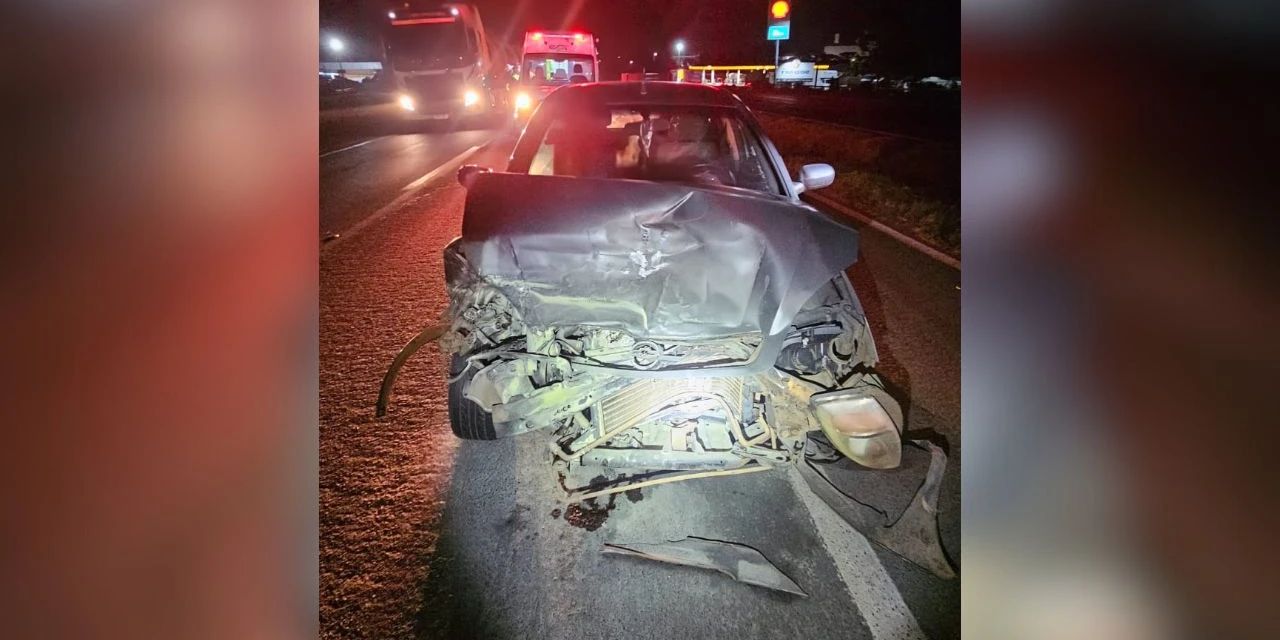 Acidente envolvendo três veículos deixa mulher ferida em Carambeí