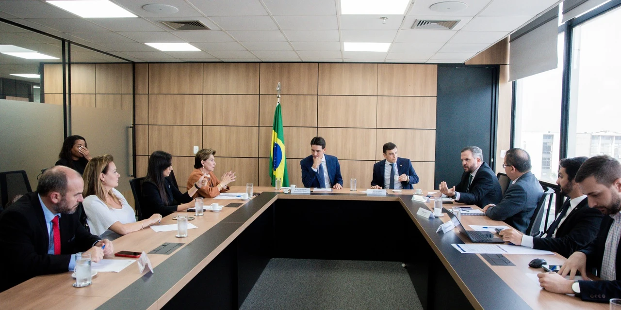 Elizabeth se reúne com ministro para debater futuro do aeroporto de Ponta Grossa