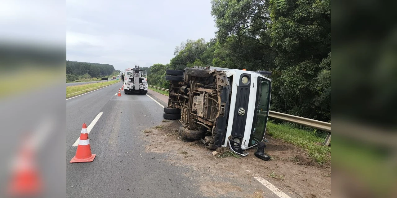 Colisão termina com tombamento de caminhão em Piraí do Sul