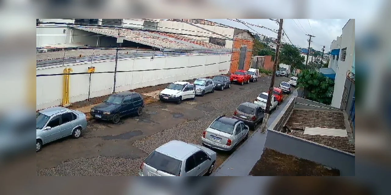 Homem furta veículo no Nova Rússia e foge de ré; assista