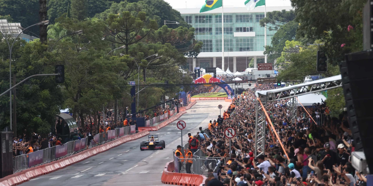 Adrenalina e velocidade: fãs apaixonados vibram com apresentação de carros na Red Bull Showrun