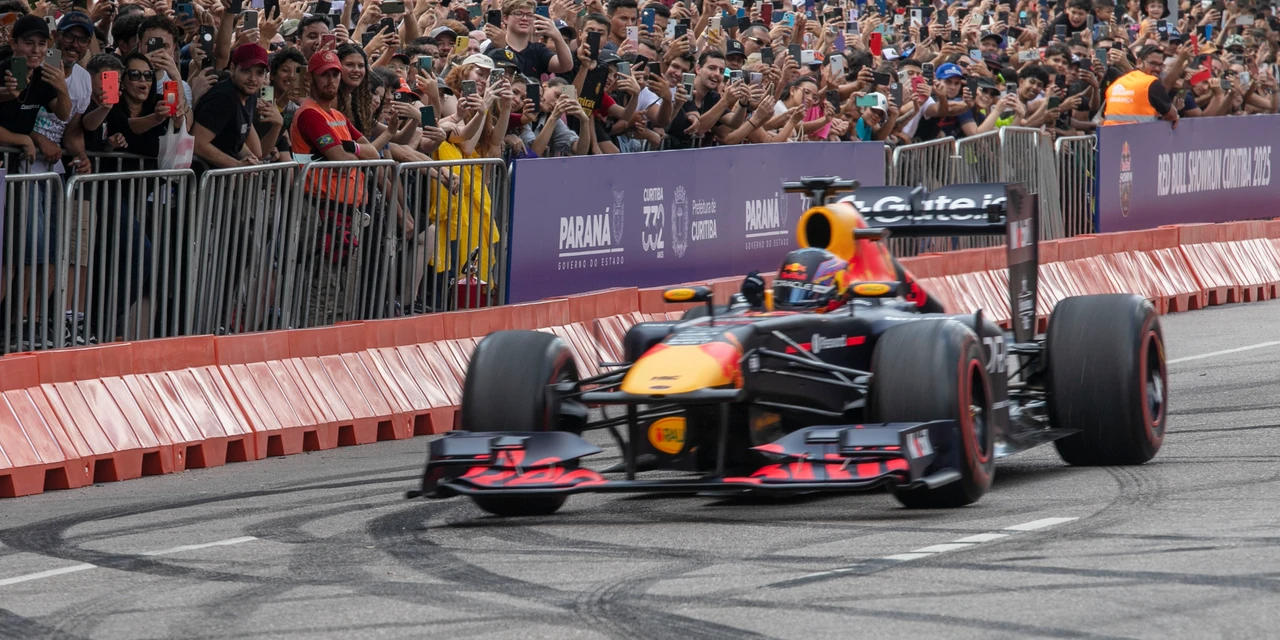 "O nome de Curitiba está no mundo todo", comemora prefeito Eduardo Pimentel, sobre Red Bull Showrun em Curitiba