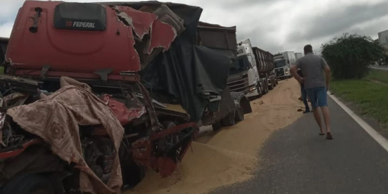 Vídeo: Grave acidente entre caminhões interdita trecho da PR-151