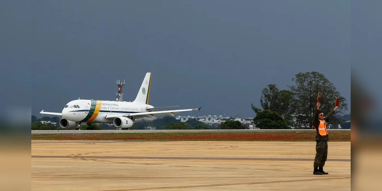 Avião presidencial arremete ao tentar pousar em Sorocaba
