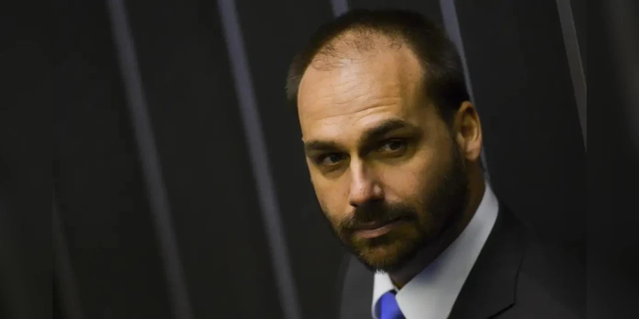 PGR dá parecer contra apreensão do passaporte de Eduardo Bolsonaro