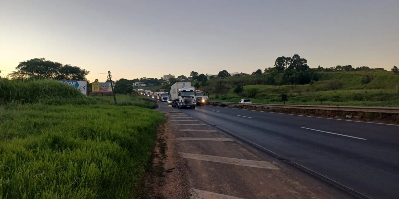 Acidente entre caminhões deixa fluxo lento na BR-376, em Ponta Grossa