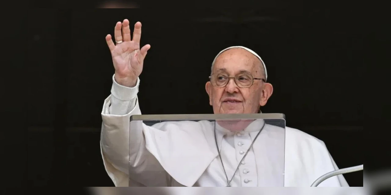 Papa pode aparecer neste domingo para saudação aos fiéis, diz Vaticano