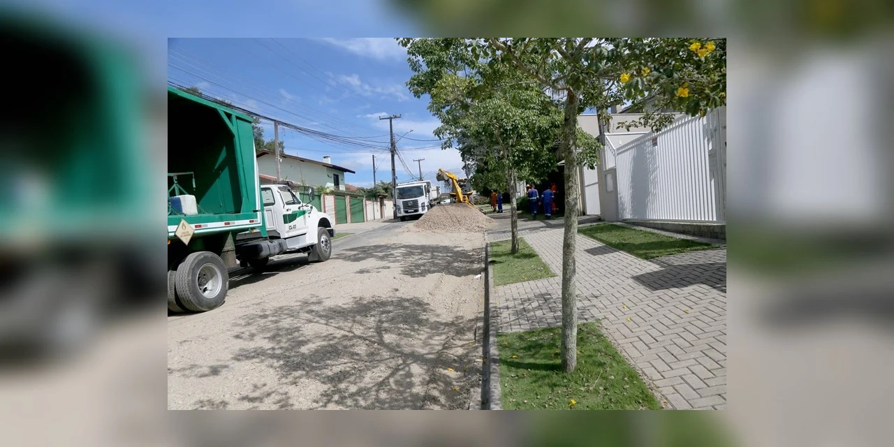 Prefeitura de Curitiba leva asfalto novo a mais nove ruas de Santa Felicidade