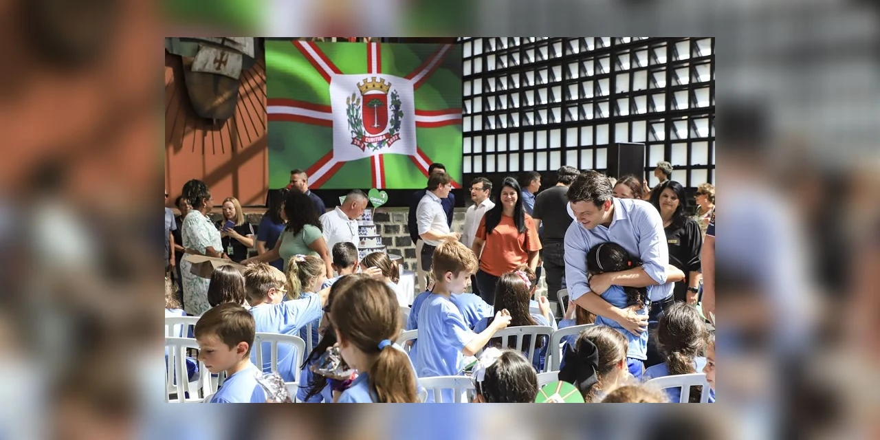 Com o prefeito, crianças festejam 332 anos de Curitiba em uma viagem pelo tempo