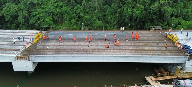 Obras da Ponte de Guaratuba avançam com a concretagem de vãos no trecho pré-moldado