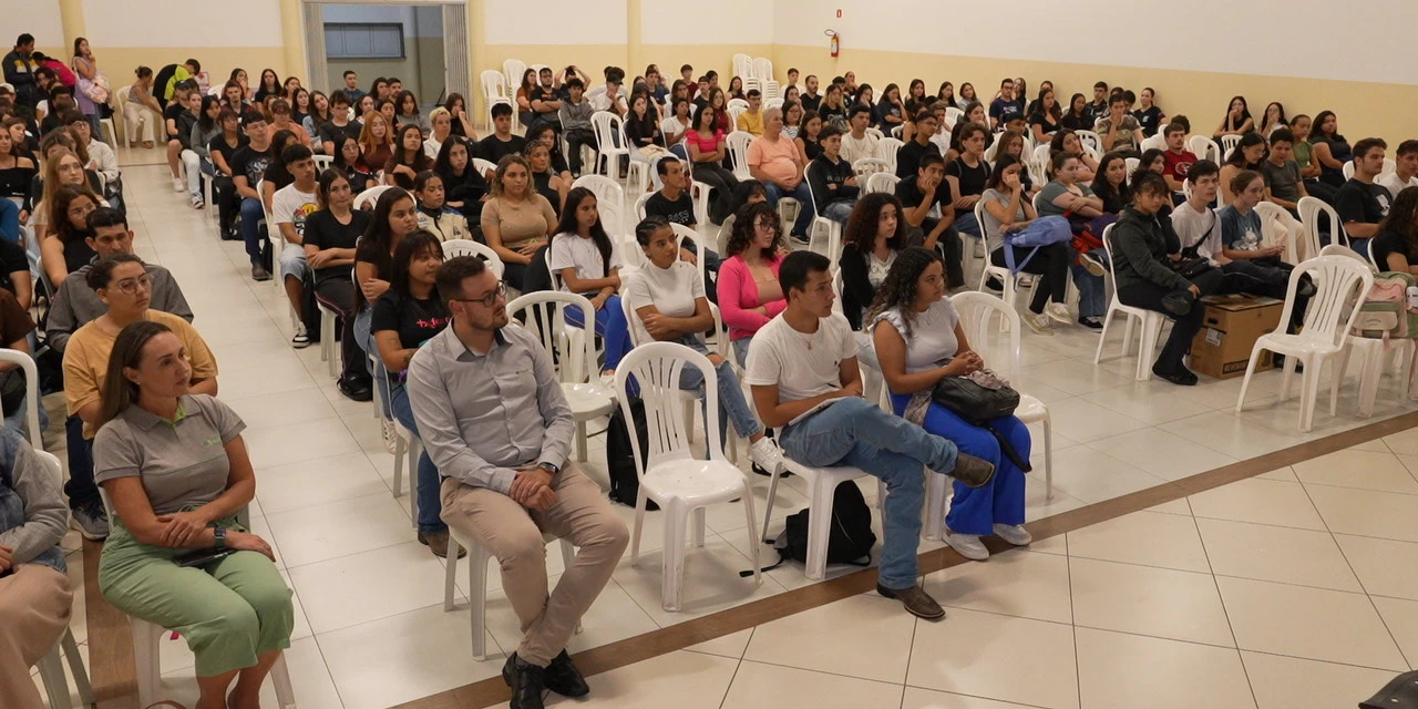 Fundo Social do Sicredi apoia cursinho pré-vestibular da 'Igrejinha de Uvaranas'