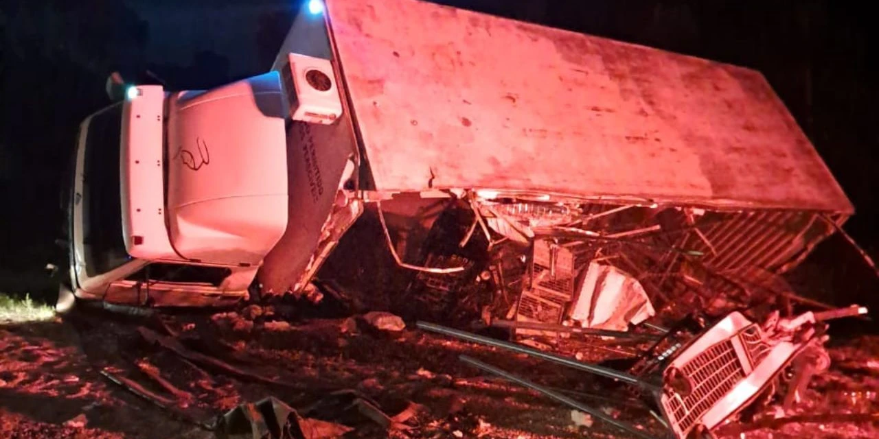 Motorista fica ferido em acidente entre caminhões na PR-151