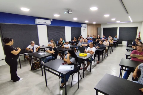 Ambulantes que trabalham na região da Ponte de Guaratuba recebem capacitação