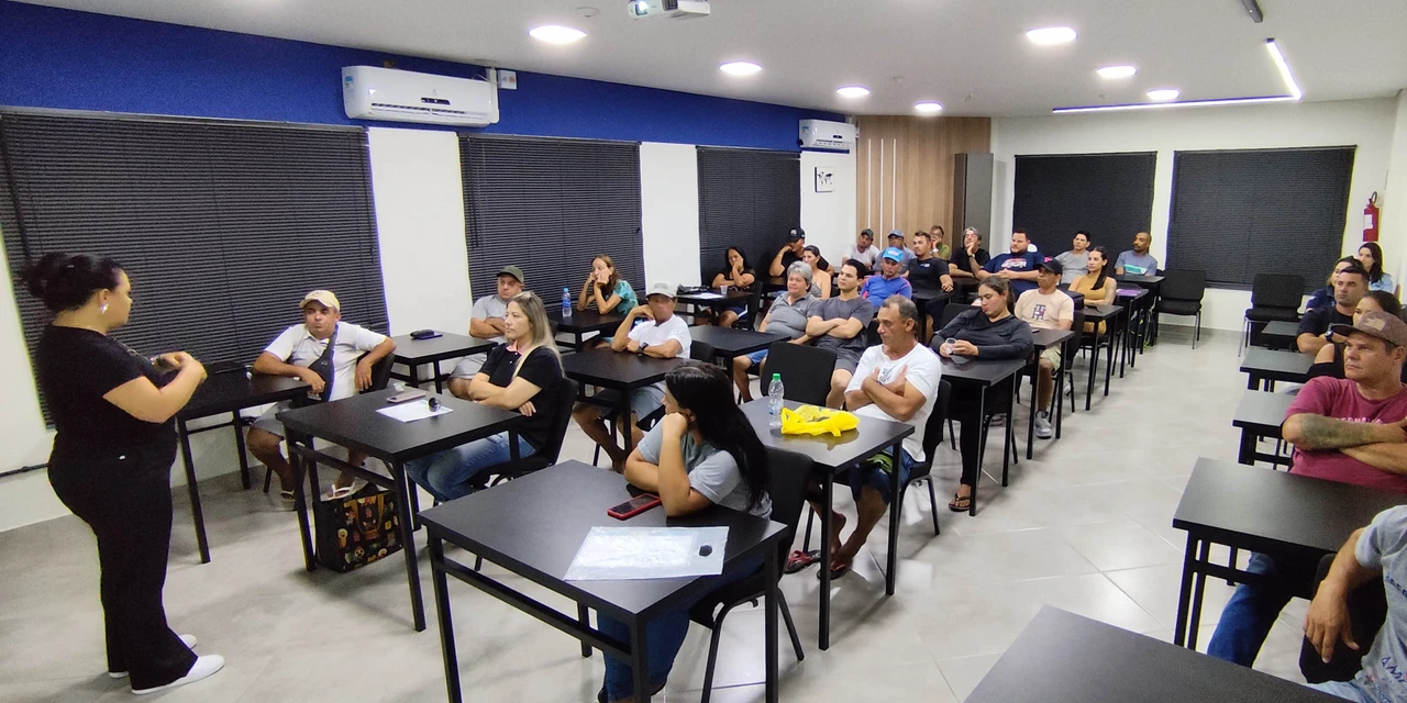 Ambulantes que trabalham na região da Ponte de Guaratuba recebem capacitação