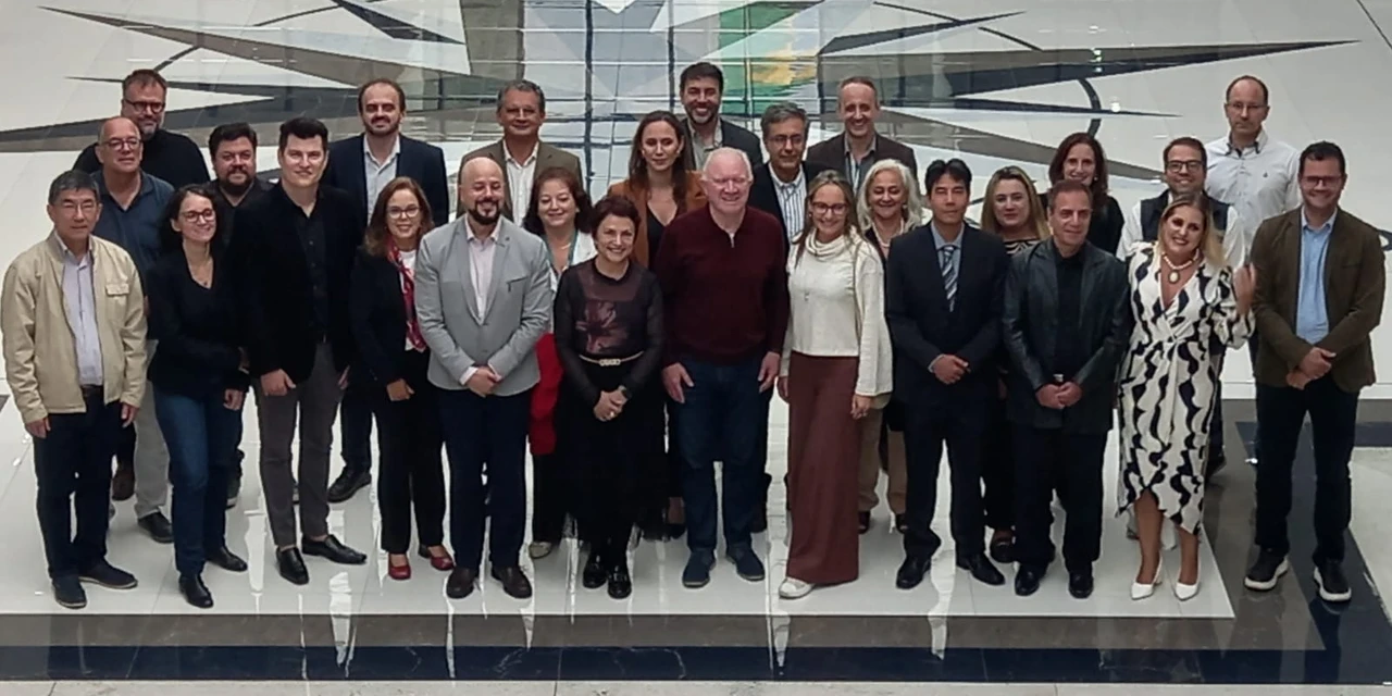 Membros de comitês da Fundação Araucária que avaliam projetos tomam posse