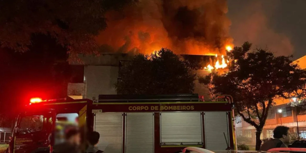 Incêndio de grandes proporções atinge a PUCPR em Curitiba