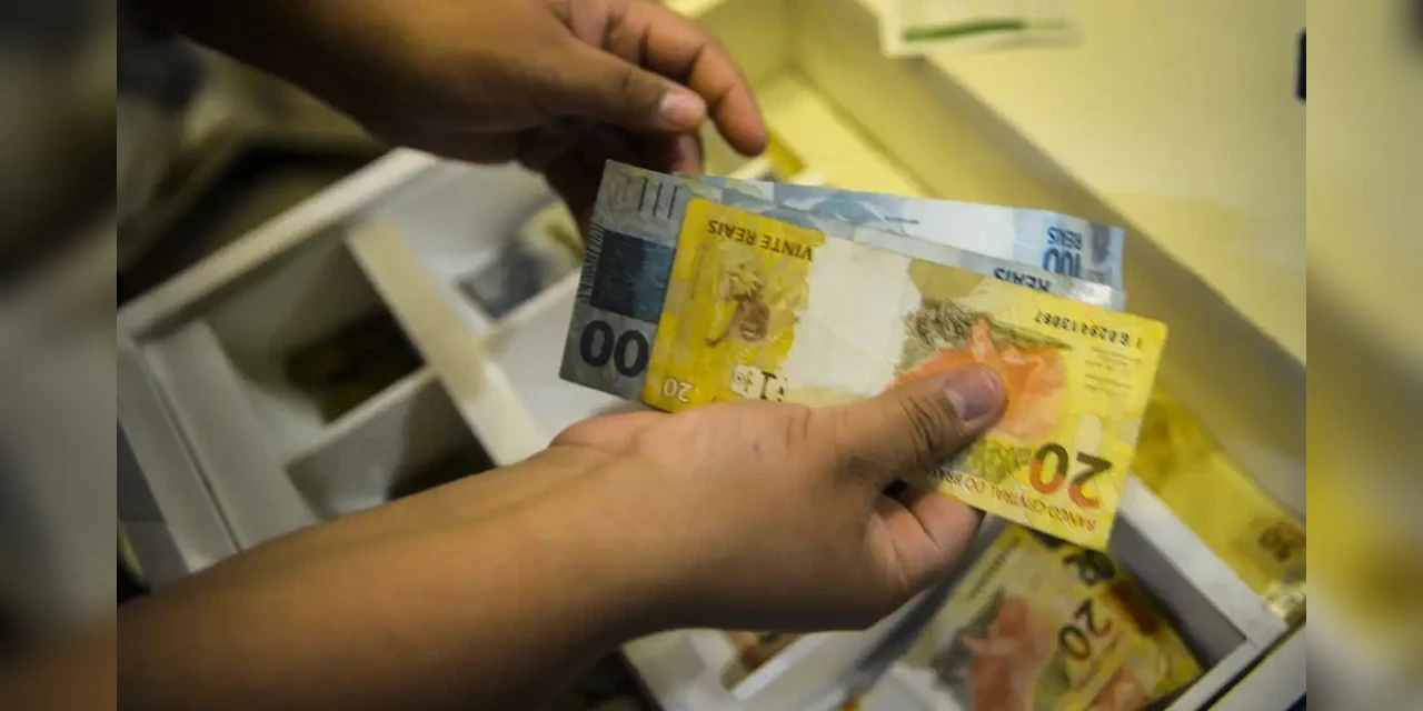 Aposentados e pensionistas do INSS podem consultar antecipação do 13º