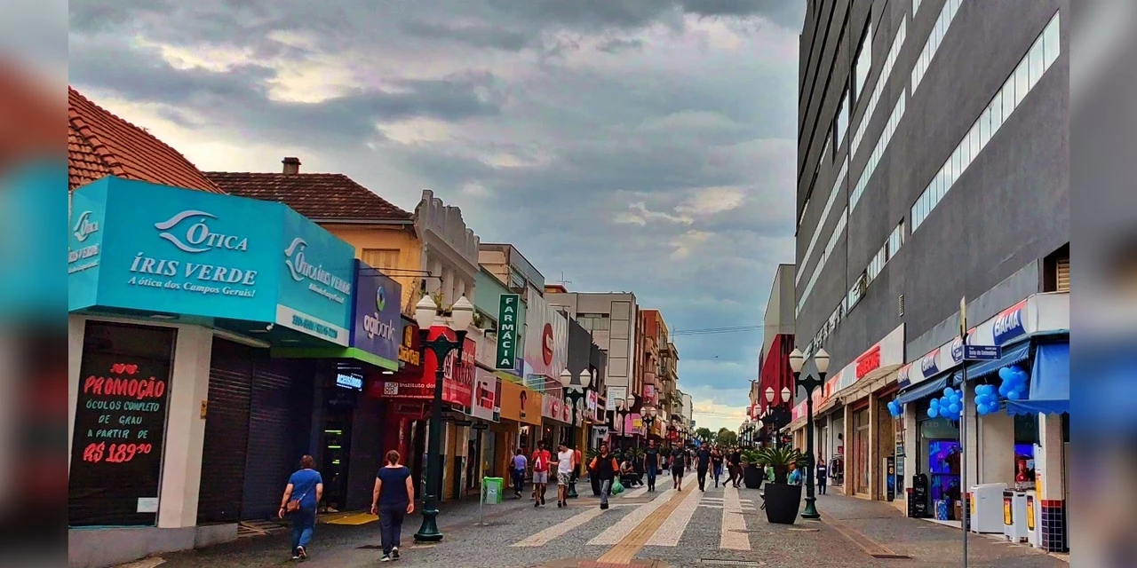Comércio da região tem mudança no horário de atendimento no feriado prolongado