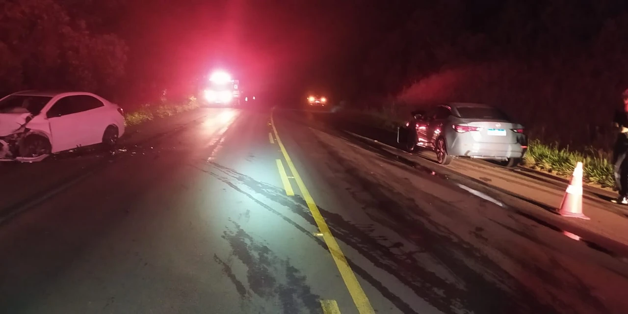 Colisão entre dois veículos deixa três feridos na BR-153, em Tibagi