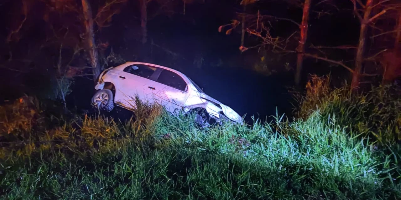Motorista fica ferida após saída de pista na PR-151