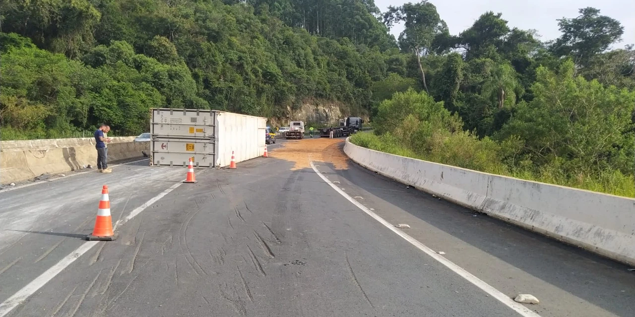 Tombamento interdita trecho da BR-376 nos Campos Gerais