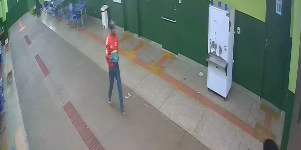 Homem invade, furta e defeca em escola; veja vídeo
