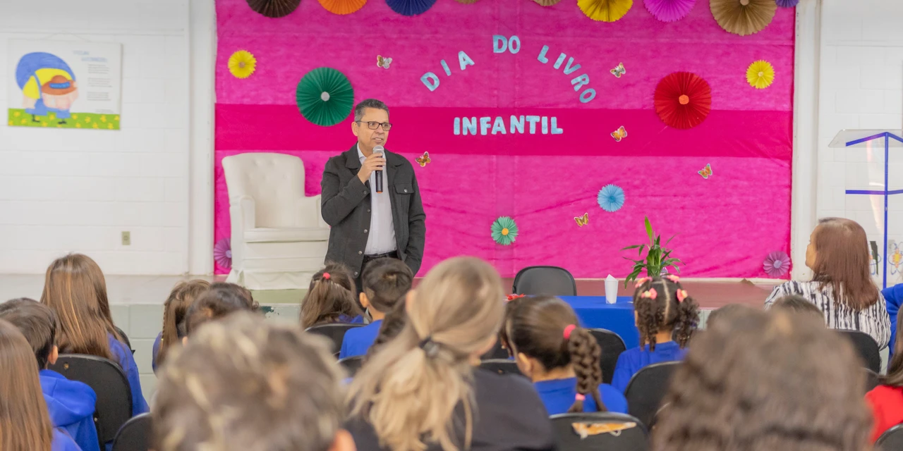 Alunos do CAIC recebem o escritor Miguel Sanches Neto