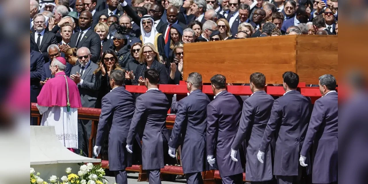 No Vaticano, Lula diz que papa fez história ao combater desigualdades