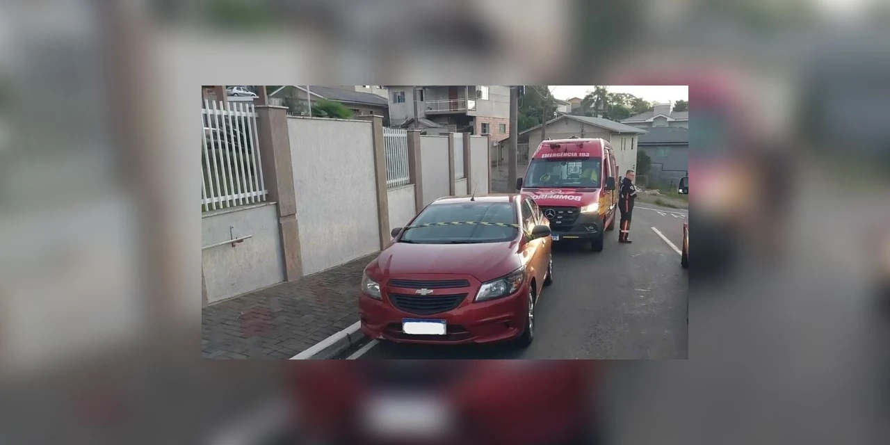 Criança morre ao ser esquecida dentro de carro pela madrasta